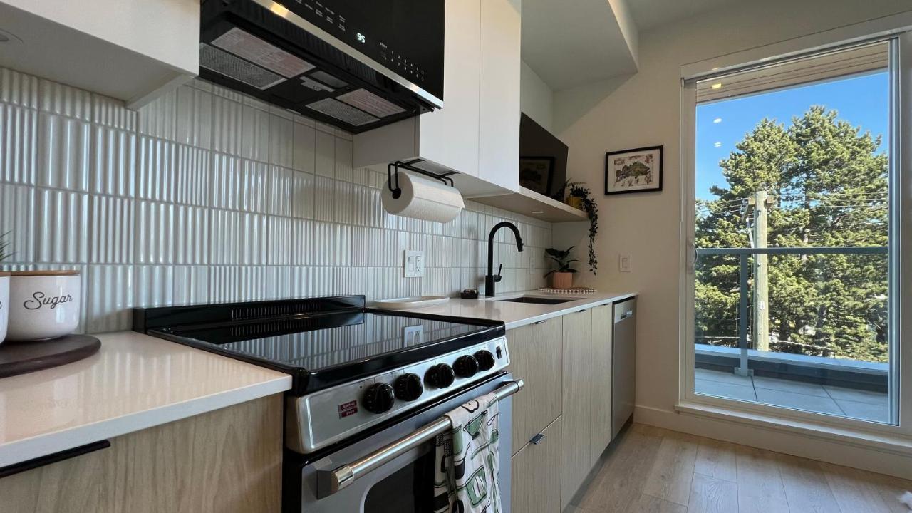 Hillside Oasis By Iris Properties! Victoria Esterno foto